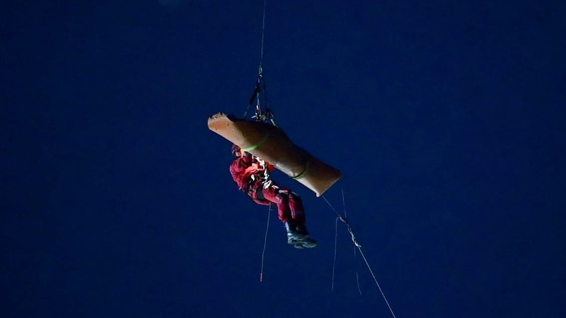 Ein Höhenretter der Feuerwehr seilt sich mit einem schwer verletzten Arbeiter von einem Windrad im Oberbergischen Kreis ab: Der 31 Jahre alte Techniker hatte bei Arbeiten an der Windkraftanlage einen Stromschlag erlitten. Ein Höhenretter der Feuerwehr seilt sich mit einem schwer verletzten Arbeiter von einem Windrad im Oberbergischen Kreis ab: Der 31 Jahre alte Techniker hatte bei Arbeiten an der Windkraftanlage einen Stromschlag erlitten.