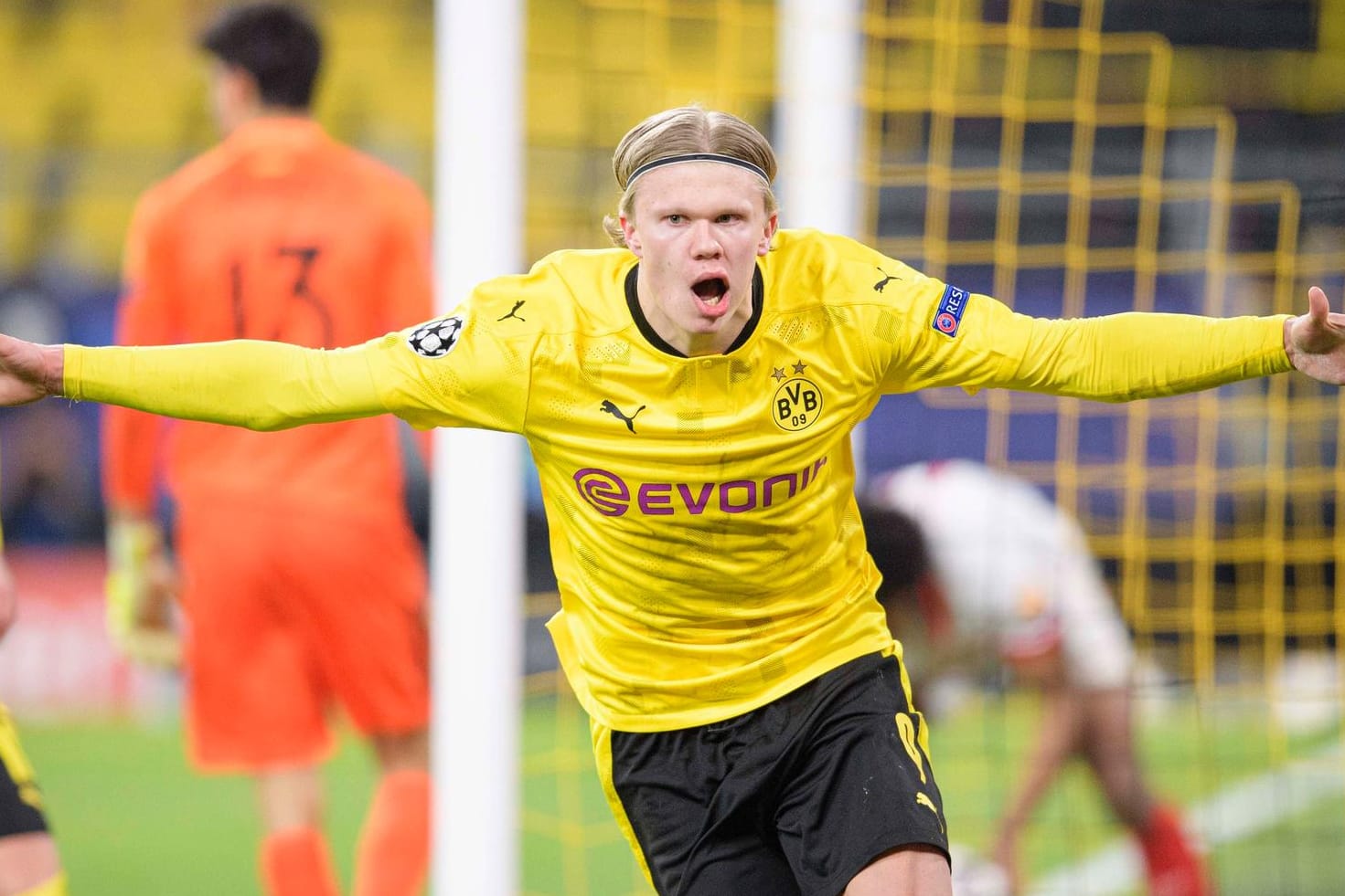 Erling Haaland: Hier erzielt der BVB-Stürmer gerade eines seiner vier Tore gegen Sevilla im Champions-League-Achtelfinale.