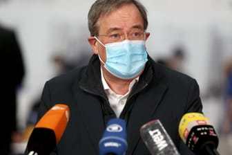 Ministerpräsident Laschet am Montag in einem Impfzentrum: Mit seiner Forderung nach einem "Brückenlockdown" löste er eine Kontroverse aus.