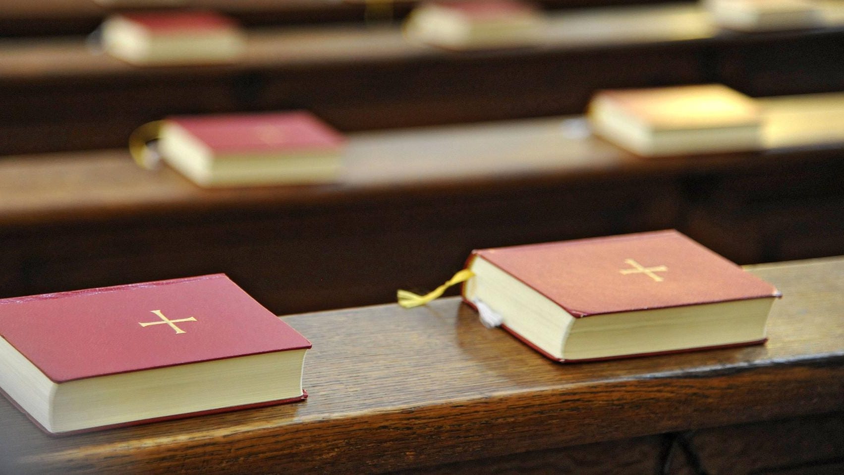 Gesangsbücher liegen auf den Gestühlen einer Kirche (Symbolbild): In einer Karlsruher Kirche hat eine Frau ein Kind zur Welt gebracht.