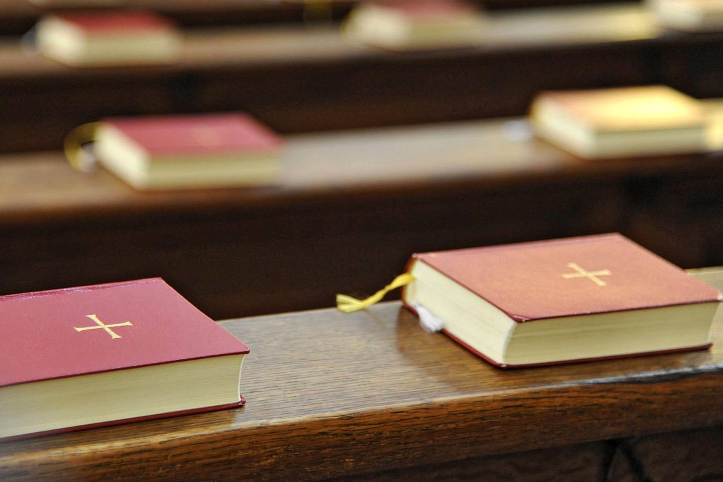 Gesangsbücher liegen auf den Gestühlen einer Kirche (Symbolbild): In einer Karlsruher Kirche hat eine Frau ein Kind zur Welt gebracht.