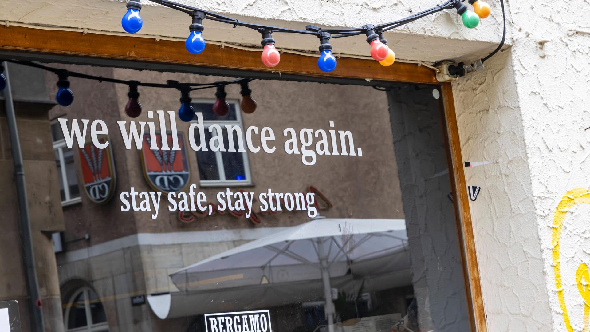 "We will dance again" steht an einer Bar in Stuttgart (Archivbild): Für die Bar- und Clubbetreiber ist es eine schwierige Zeit.