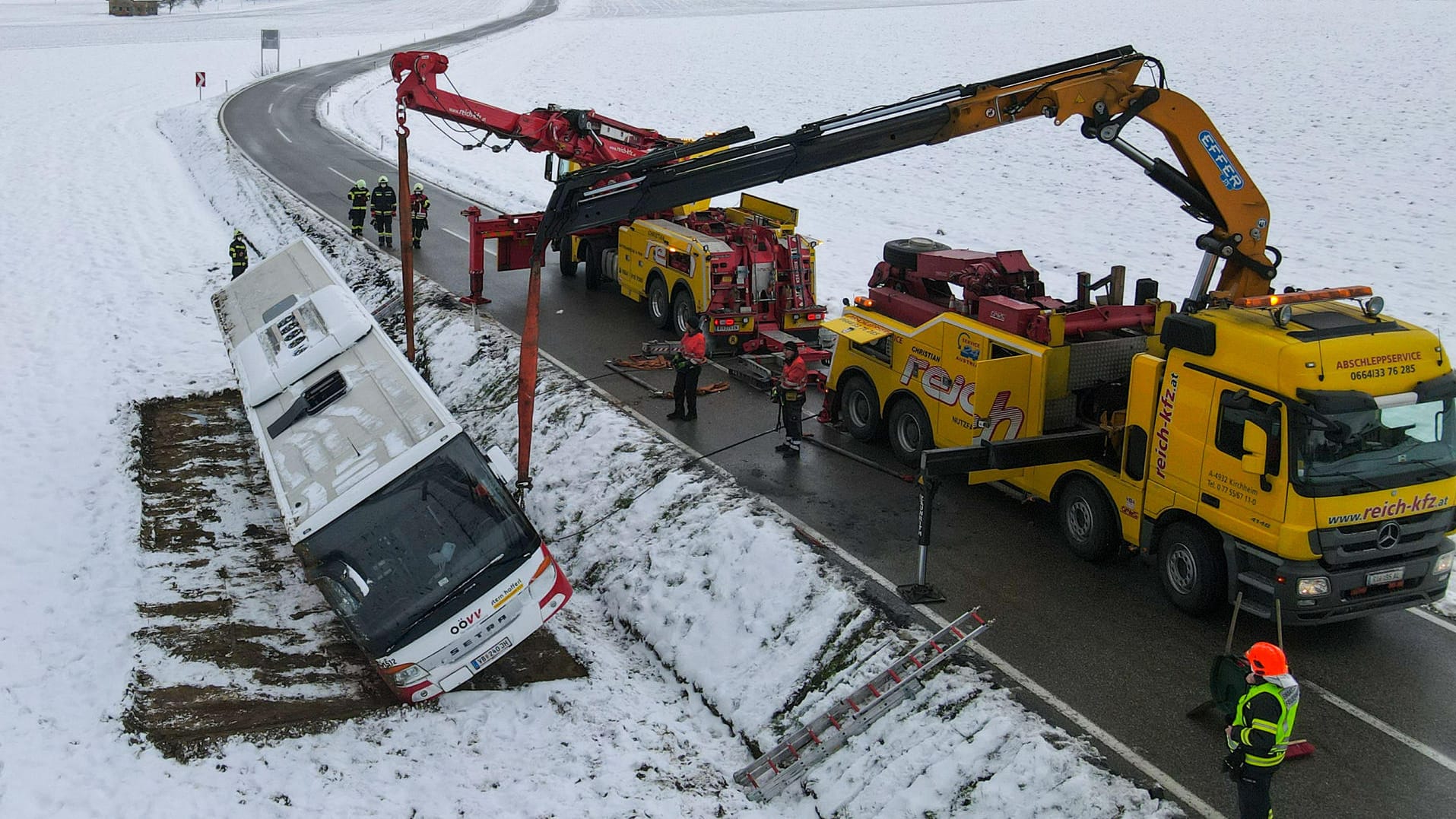Bergungsstelle des Buses in Österreich, Hochburg-Ach: Ein mit Schülern besetzter Linienbus wird von Kränen wieder aufgestellt, nachdem er umgekippt neben einer Straße lag. Bergungsstelle des Buses in Österreich, Hochburg-Ach: Ein mit Schülern besetzter Linienbus wird von Kränen wieder aufgestellt, nachdem er umgekippt neben einer Straße lag.