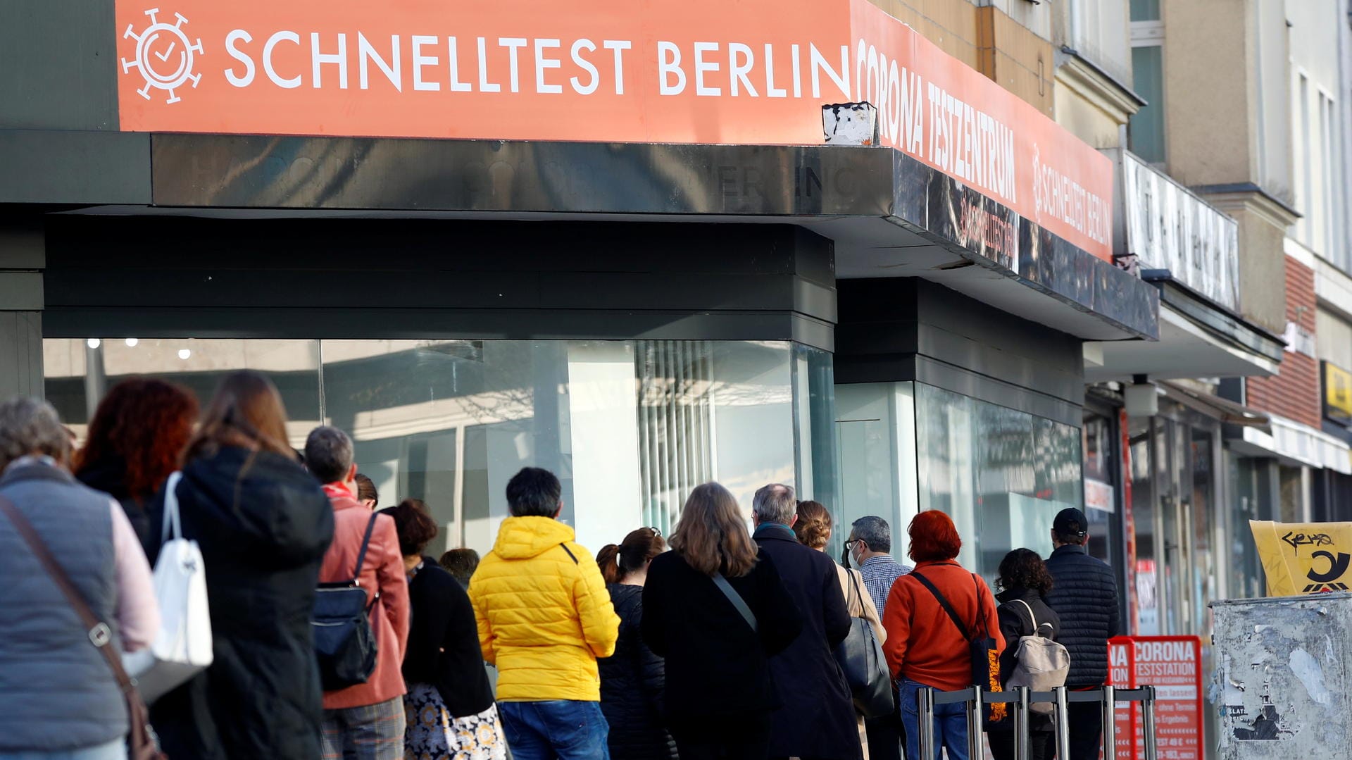 Testzentrum in Berlin: Jeder Bürger kann sich mindestens einmal wöchentlich mit einem Schnelltest kostenlos auf Corona testen lassen.