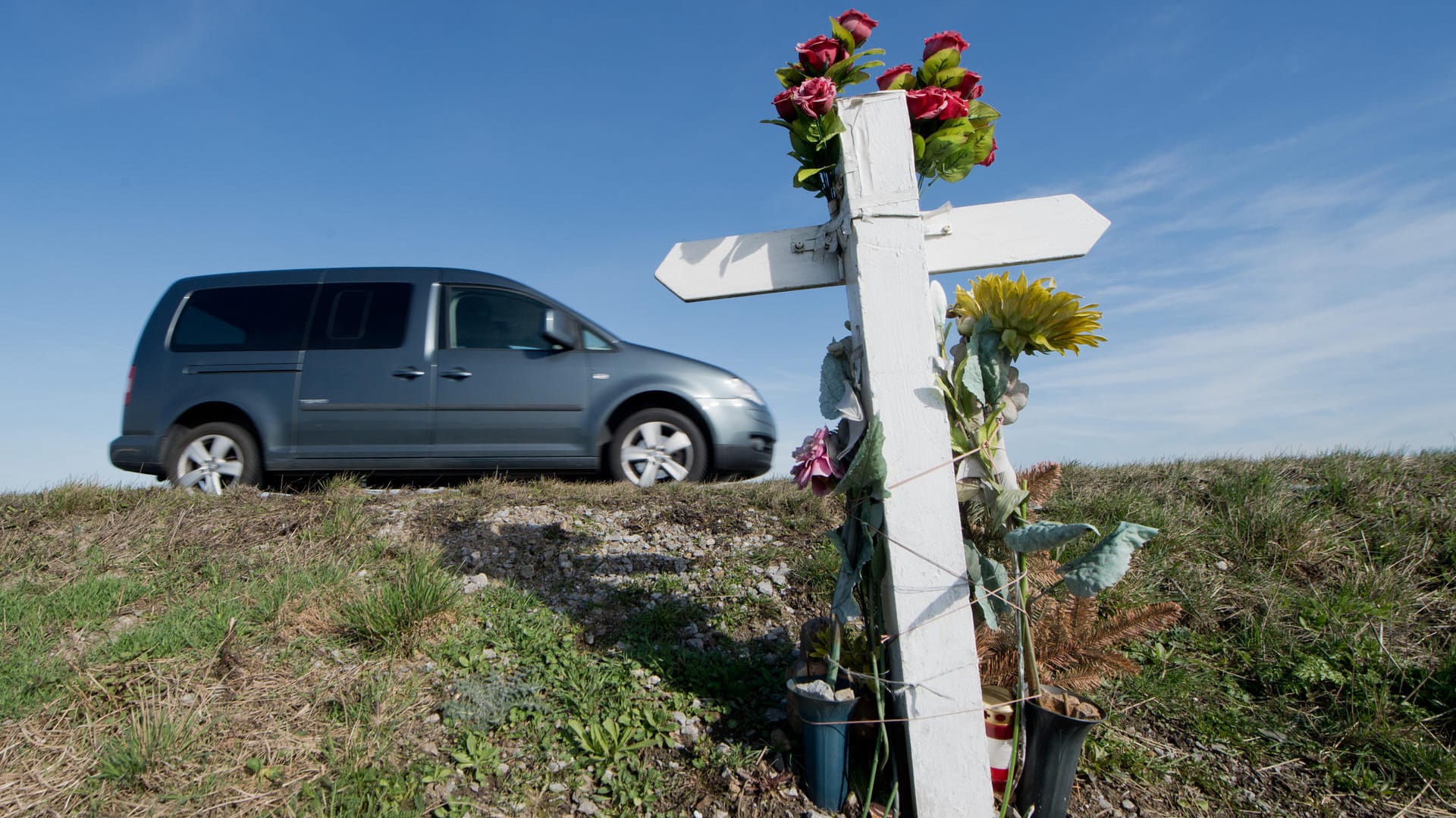 Kreuz am Straßenrand: Im vergangenen Jahr sind weniger Menschen in Deutschland bei Verkehrsunfällen ums Leben gekommen (Symbolbild). Kreuz am Straßenrand: Im vergangenen Jahr sind weniger Menschen in Deutschland bei Verkehrsunfällen ums Leben gekommen (Symbolbild).