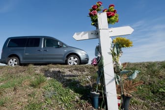 Kreuz am Straßenrand: Im vergangenen Jahr sind weniger Menschen in Deutschland bei Verkehrsunfällen ums Leben gekommen (Symbolbild).