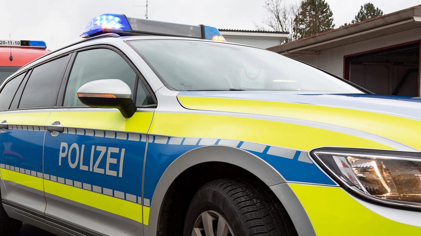 Polizeiwagen: Die Polizei öffnete die Wohnung, konnte aber schnell Entwarnung geben (Symbolbild).