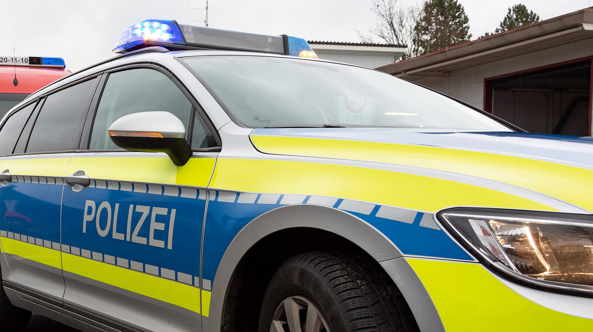 Polizeiwagen: Die Polizei öffnete die Wohnung, konnte aber schnell Entwarnung geben (Symbolbild). Polizeiwagen: Die Polizei öffnete die Wohnung, konnte aber schnell Entwarnung geben (Symbolbild).