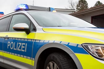 Polizeiwagen: Die Polizei öffnete die Wohnung, konnte aber schnell Entwarnung geben (Symbolbild).