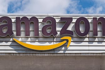 Amazon-Logo (Symbolbild): Der Handelskonzern sieht sich schwerer Kritik ausgesetzt.