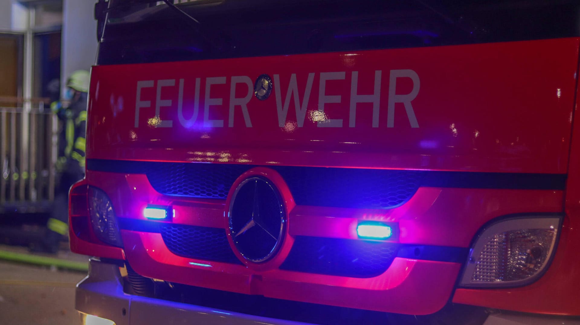 Feuerwehr: Zwei Feuerwehrleute wurden bei dem Einsatz leicht verletzt (Symbolbild). Feuerwehr: Zwei Feuerwehrleute wurden bei dem Einsatz leicht verletzt (Symbolbild).