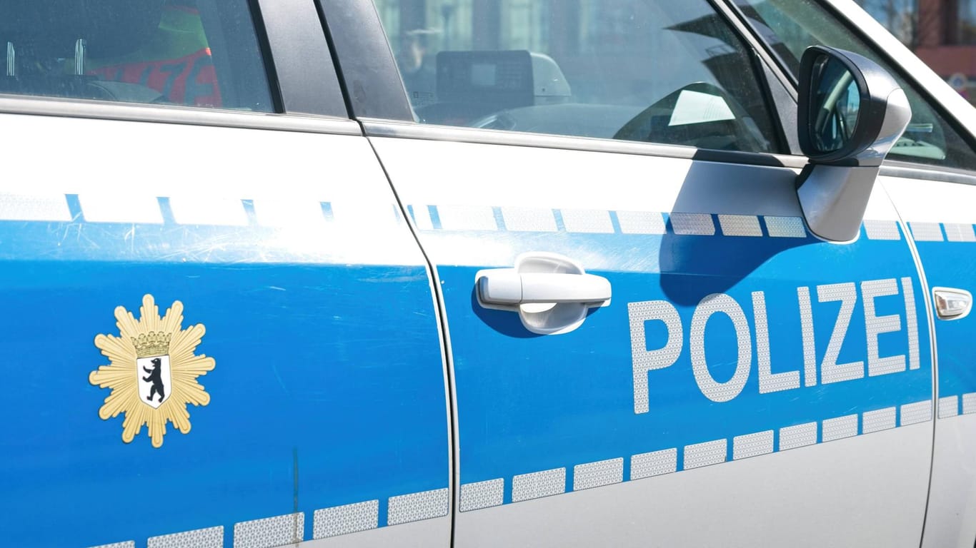 Ein Einsatzwagen der Berliner Polizei (Symbolbild): In einem Wohnhaus fand ein illegale Parteiversammlung statt.