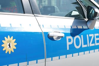 Ein Einsatzwagen der Berliner Polizei (Symbolbild): In einem Wohnhaus fand ein illegale Parteiversammlung statt.