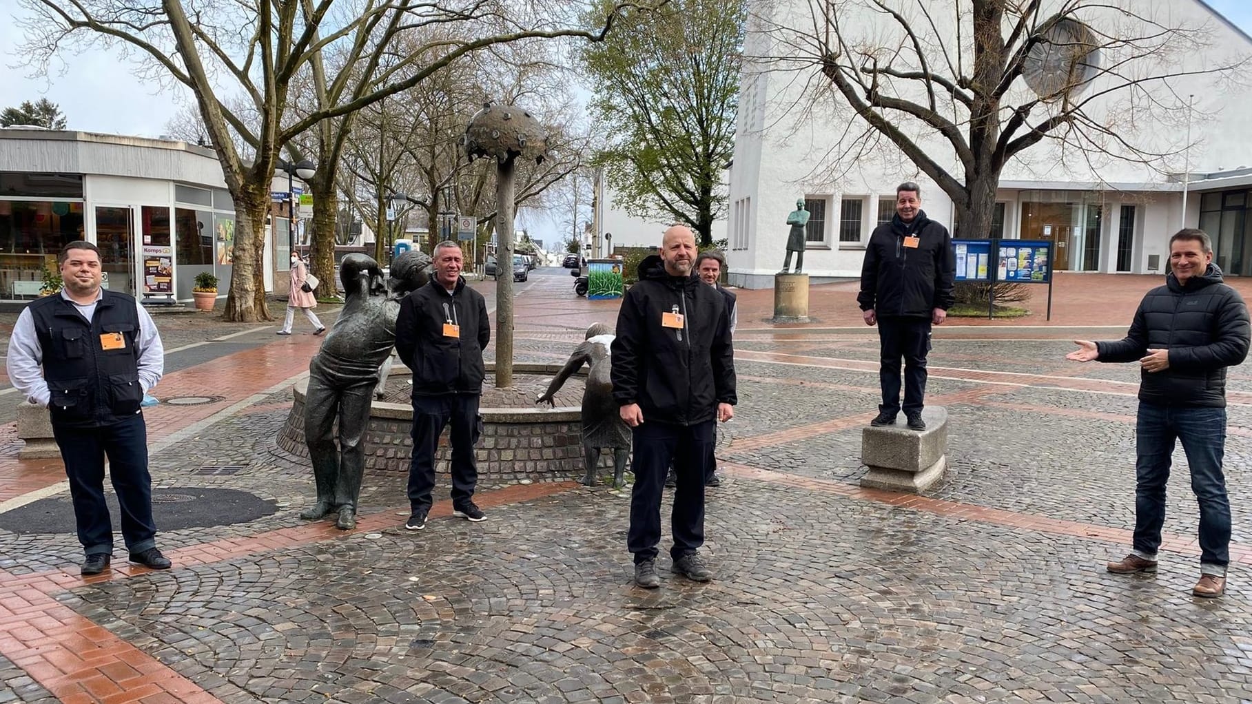 Mehrere Männer stehen um einen Brunnen: Im Quartier kümmern sich (v. li.) Sascha Senftleben, Dirk Schell, Alexander Griebl, Thorsten Menges und Rüdiger Mierau – mit dem Leiter der Bezirksverwaltungsstelle Hombruch, Oliver Krauß um die Belange der Bürger. Mehrere Männer stehen um einen Brunnen: Im Quartier kümmern sich (v. li.) Sascha Senftleben, Dirk Schell, Alexander Griebl, Thorsten Menges und Rüdiger Mierau – mit dem Leiter der Bezirksverwaltungsstelle Hombruch, Oliver Krauß um die Belange der Bürger.