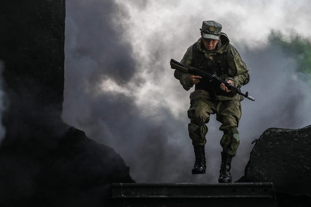Ein russischer Soldat bei einem Trainingsmanöver: Nach russischen Truppenverlegungen an die russisch-ukrainische Grenze wächst international die Sorge vor einem Aufflammen des Konfliktes.