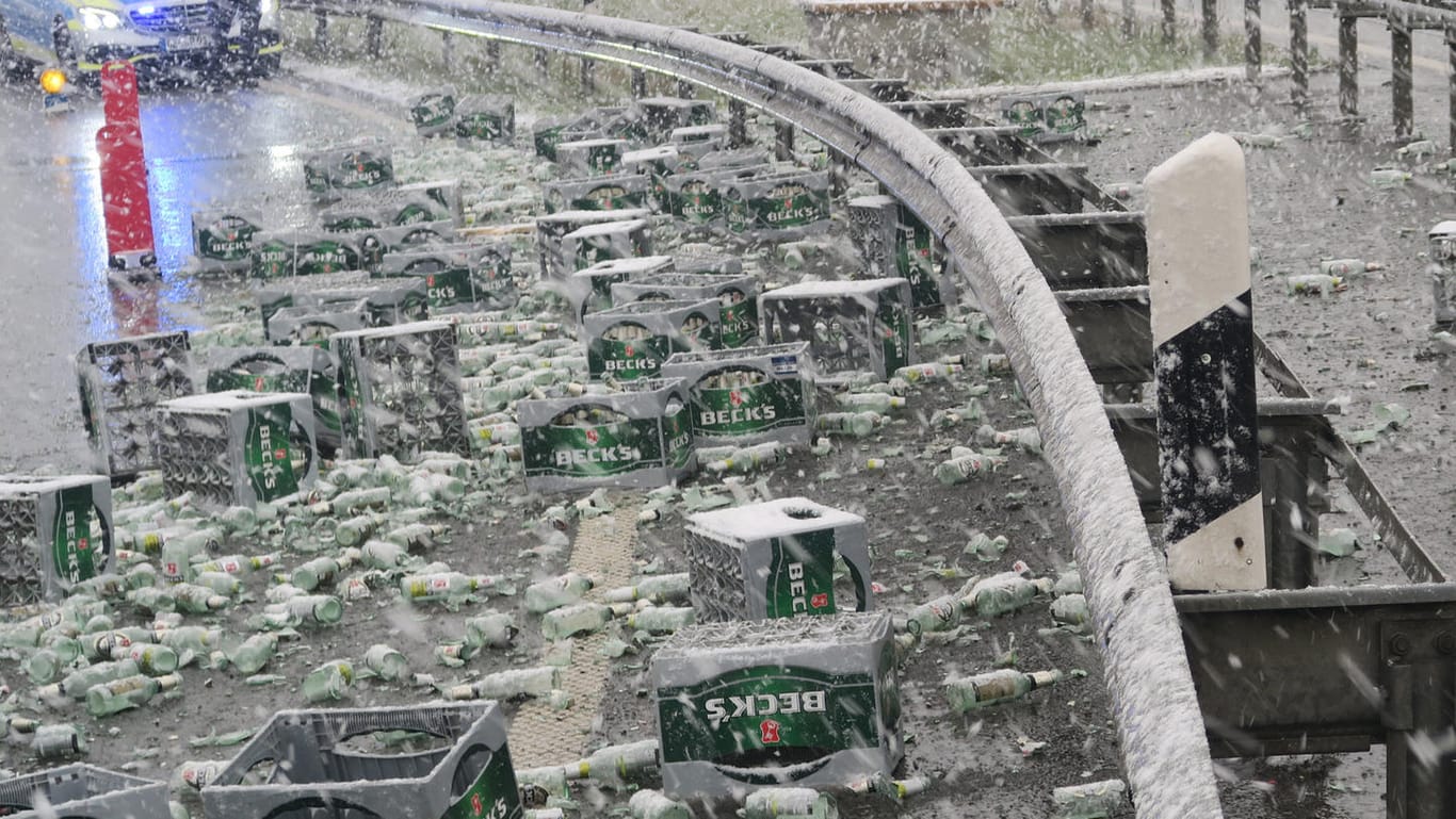 Leere Bierflaschen liegen auf der Autobahn: In einer Kurve sind die Kisten von der Ladefläche des Sattelzuges gefallen.