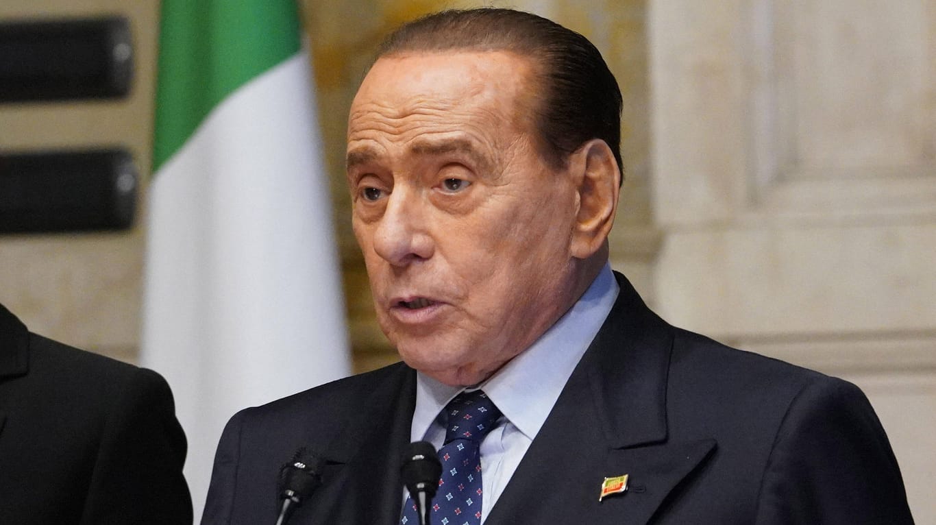 Silvio Berlusconi: Im September lag der ehemalige italienische Regierungschef mit einer Lungenentzündung im Krankenhaus, nachdem er sich mit dem Coronavirus infiziert hatte (Archivbild).