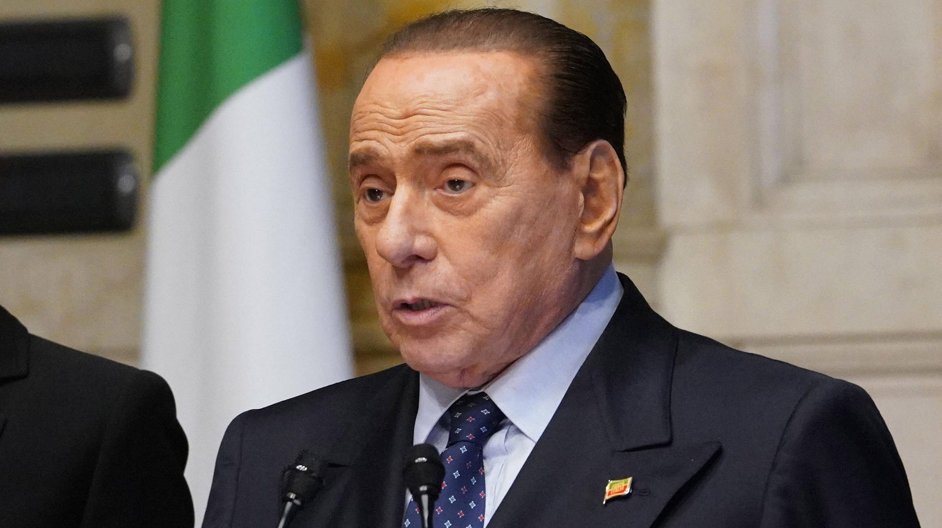 Silvio Berlusconi: Im September lag der ehemalige italienische Regierungschef mit einer Lungenentzündung im Krankenhaus, nachdem er sich mit dem Coronavirus infiziert hatte (Archivbild). Silvio Berlusconi: Im September lag der ehemalige italienische Regierungschef mit einer Lungenentzündung im Krankenhaus, nachdem er sich mit dem Coronavirus infiziert hatte (Archivbild).