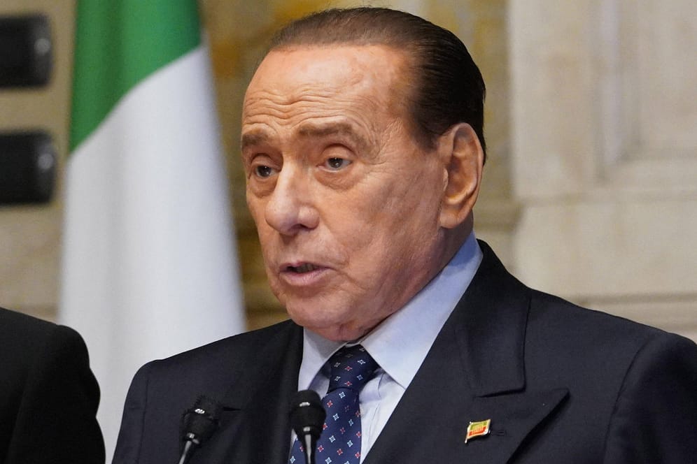 Silvio Berlusconi: Im September lag der ehemalige italienische Regierungschef mit einer Lungenentzündung im Krankenhaus, nachdem er sich mit dem Coronavirus infiziert hatte (Archivbild).