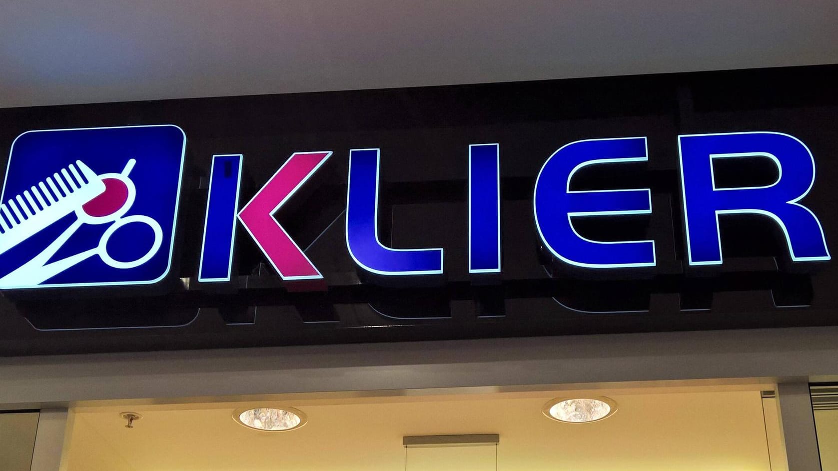 Klier-Logo (Symbolbild): Die Friseurkette rutschte im Zuge der Corona-Krise in die Insolvenz.