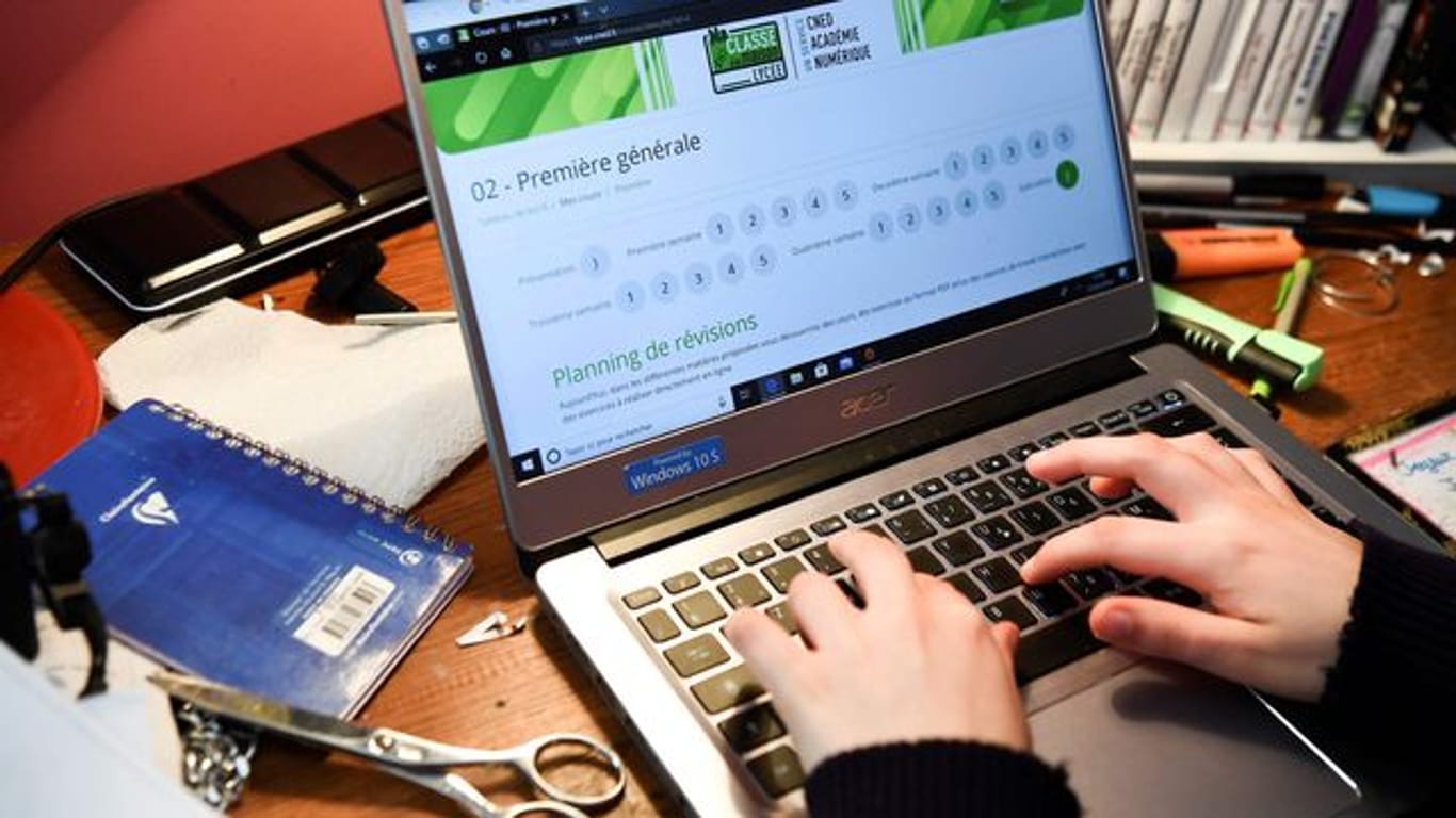 Eine Gymnasiastin macht in Frankreich Hausaufgaben über die staatliche Website des Nationalen Zentrums für Fernunterricht.