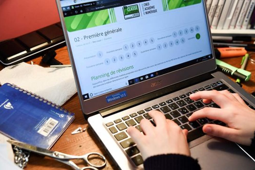 Eine Gymnasiastin macht in Frankreich Hausaufgaben über die staatliche Website des Nationalen Zentrums für Fernunterricht.