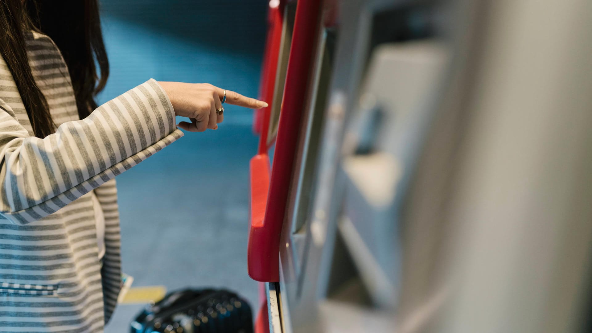 Eine Frau kauft eine Fahrkarte am Fahrkartenautomat (Symbolbild): Eine Mutter konnte verhindern, dass eine unbekannte Frau ihr Kind aus dem Kinderwagen nimmt. Eine Frau kauft eine Fahrkarte am Fahrkartenautomat (Symbolbild): Eine Mutter konnte verhindern, dass eine unbekannte Frau ihr Kind aus dem Kinderwagen nimmt.