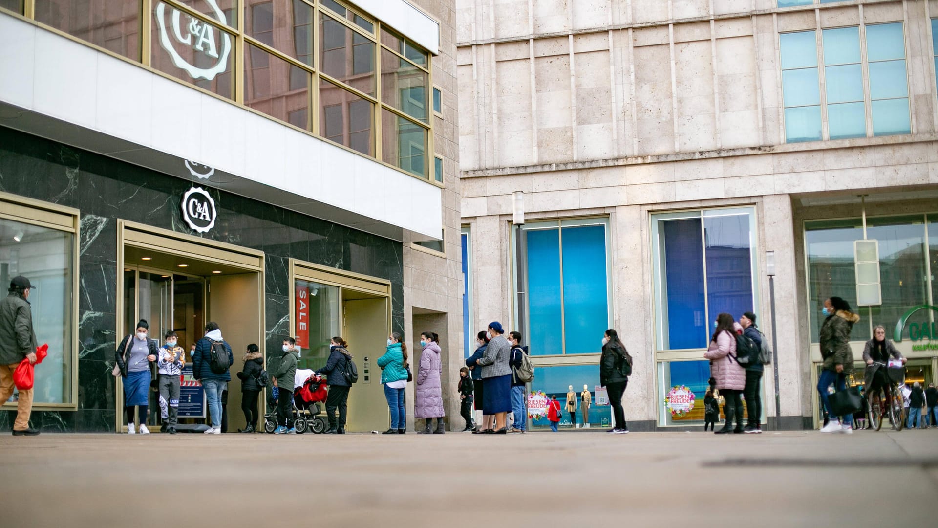 Eine lange Schlange vor dem Bekleidungsgeschäft C&A am Alexanderplatz (Symbolbild): Das Berliner Verwaltungsgericht hat die Maßnahme der Beschränkungen im Einzelhandel für unverhältnismäßig erklärt. Eine lange Schlange vor dem Bekleidungsgeschäft C&A am Alexanderplatz (Symbolbild): Das Berliner Verwaltungsgericht hat die Maßnahme der Beschränkungen im Einzelhandel für unverhältnismäßig erklärt.