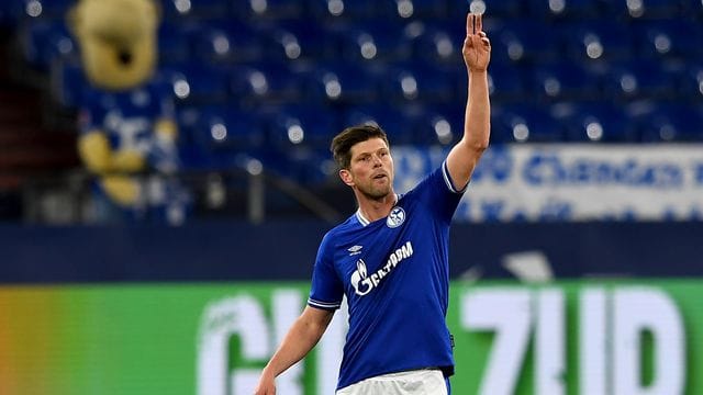 Stürmer Klaas-Jan Huntelaar lässt die Fortsetzung seiner Fußball-Karriere offen. Stürmer Klaas-Jan Huntelaar lässt die Fortsetzung seiner Fußball-Karriere offen.