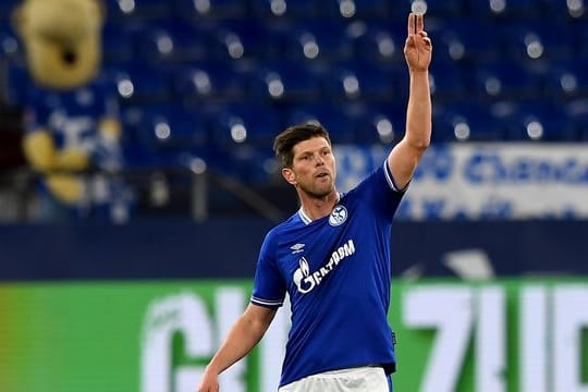 Stürmer Klaas-Jan Huntelaar lässt die Fortsetzung seiner Fußball-Karriere offen.