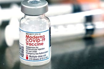 Der Schutz gegen Corona durch den Moderna-Impfstoff soll laut einer Studie auch nach sechs Monaten noch hoch sein.
