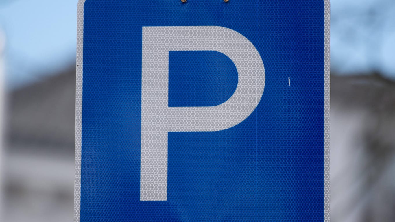 Ein Verkehrsschild (Symbolbild): In Köln ist ein Streit um einen Parkplatz eskaliert.
