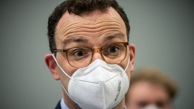 Gesundheitsminister Jens Spahn will die neuen wissenschaftlichen Erkenntnisse zum Risiko durch Geimpfte zeitnah mit seinen Länderkollegen besprechen. Gesundheitsminister Jens Spahn will die neuen wissenschaftlichen Erkenntnisse zum Risiko durch Geimpfte zeitnah mit seinen Länderkollegen besprechen.