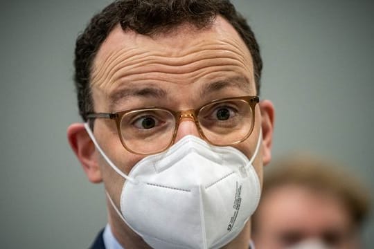 Gesundheitsminister Jens Spahn will die neuen wissenschaftlichen Erkenntnisse zum Risiko durch Geimpfte zeitnah mit seinen Länderkollegen besprechen.