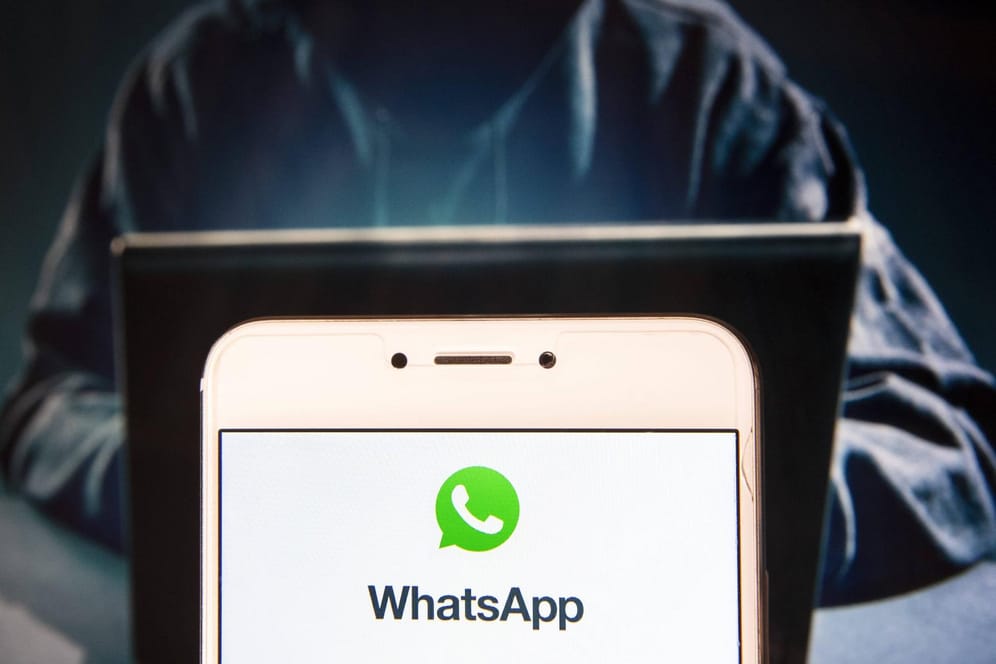 WhatsApp-Logo auf dem Handy: Eine neue Schadsoftware verbreitet sich automatisch über WhatsApp-Nachrichten
