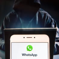 WhatsApp-Logo auf dem Handy: Eine neue Schadsoftware verbreitet sich automatisch über WhatsApp-Nachrichten