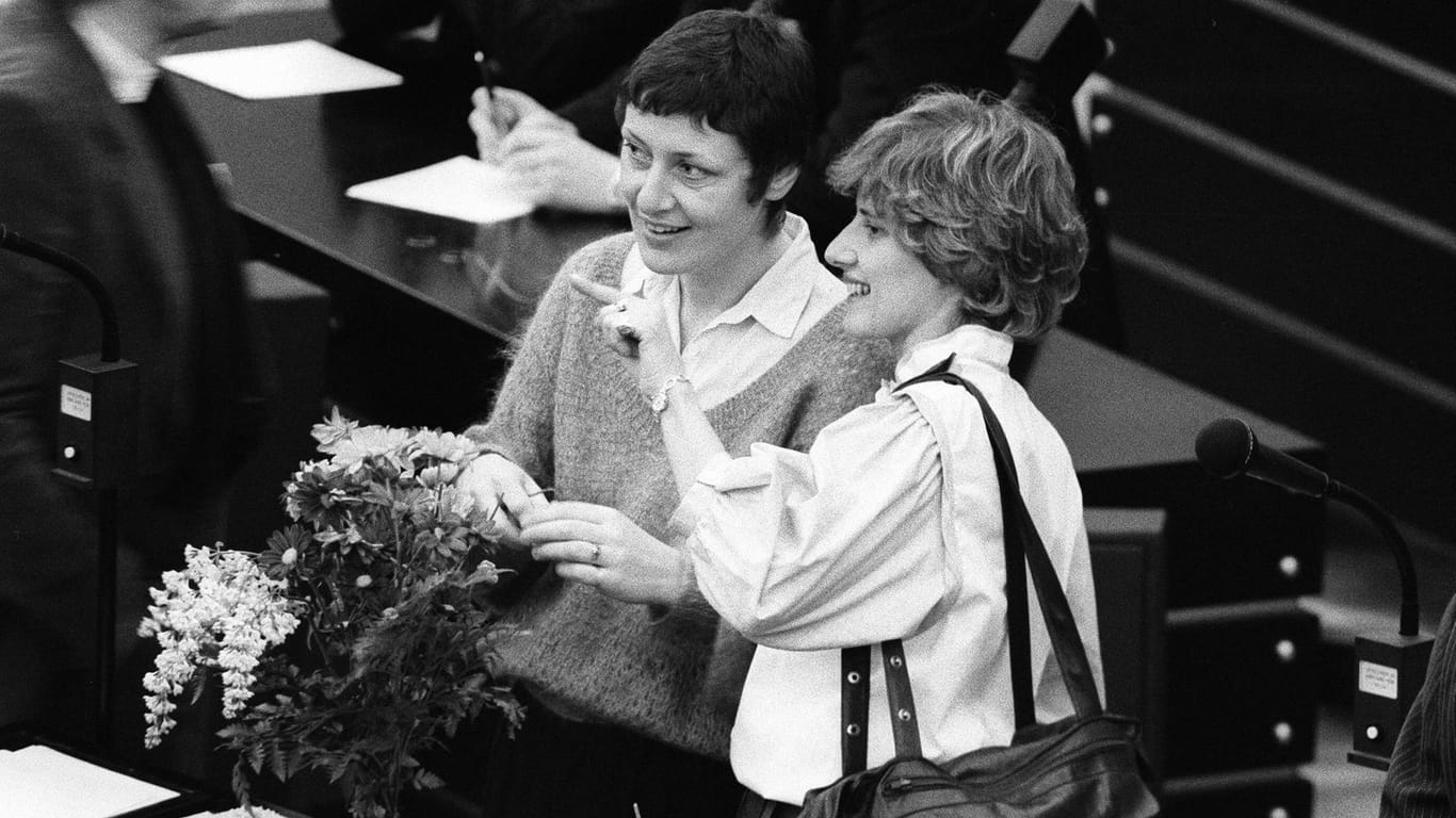 Die Grünen Petra Kelly (r.) und Marieluise Beck (l.) nach ihrem Einzug in den Bundestag Ende März 1983.