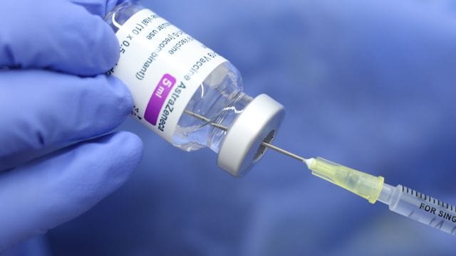Die britische Impfkommission empfiehlt, künftig möglichst nur noch Erwachsene über 30 Jahren mit Astrazeneca zu impfen. Die britische Impfkommission empfiehlt, künftig möglichst nur noch Erwachsene über 30 Jahren mit Astrazeneca zu impfen.