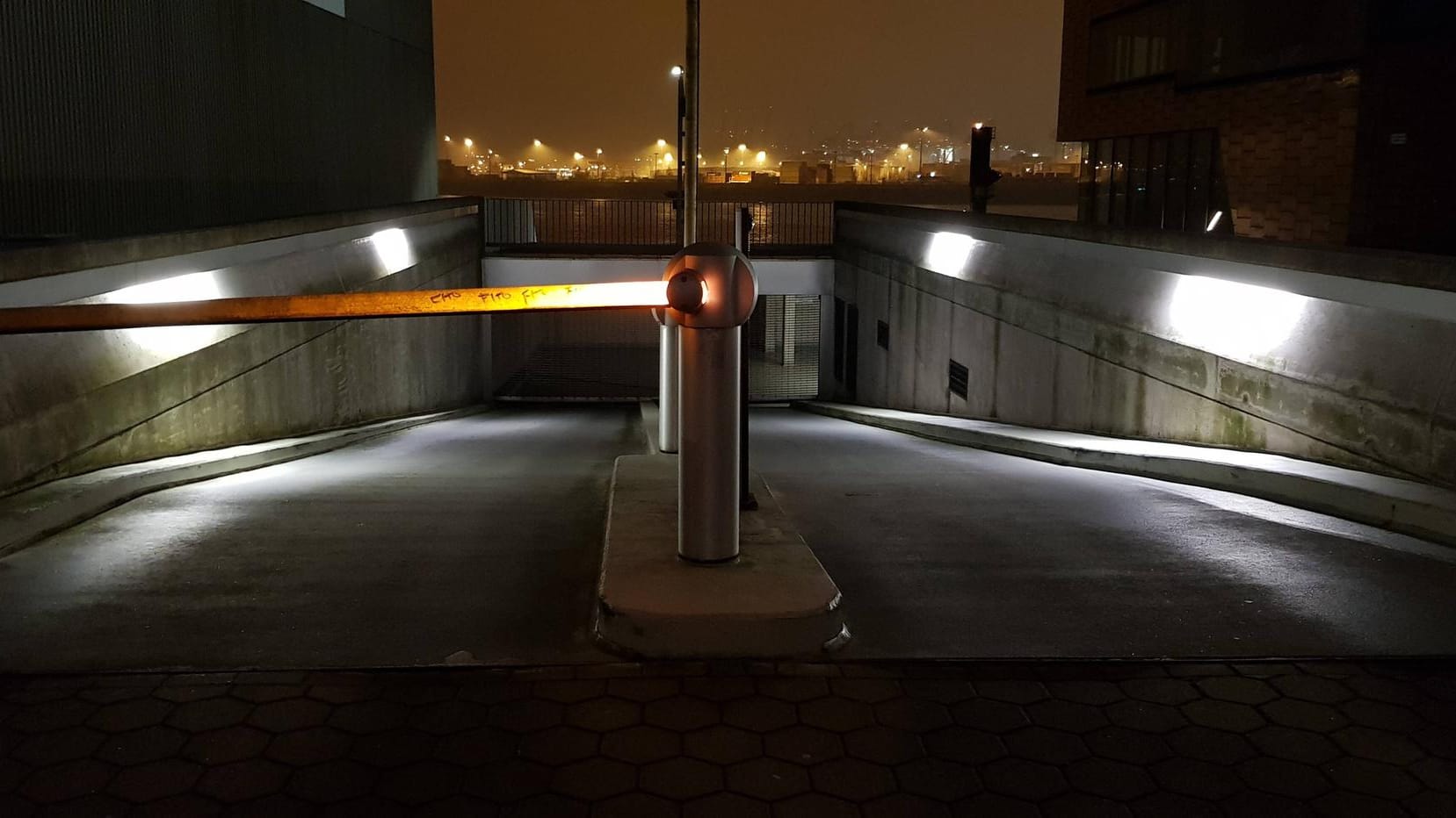 Die Einfahrt zu einer Tiefgarage (Symbolbild): Ein Rentner in Karlsruhe hat unter Alkoholeinfluss einen Unfall in einer Tiefgarage verursacht.