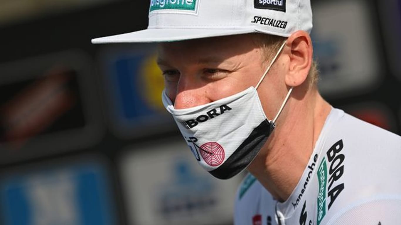 Pascal Ackermann vom Team Bora-hansgrohe trägt einen Mund-Nasen-Schutz vor dem Start.
