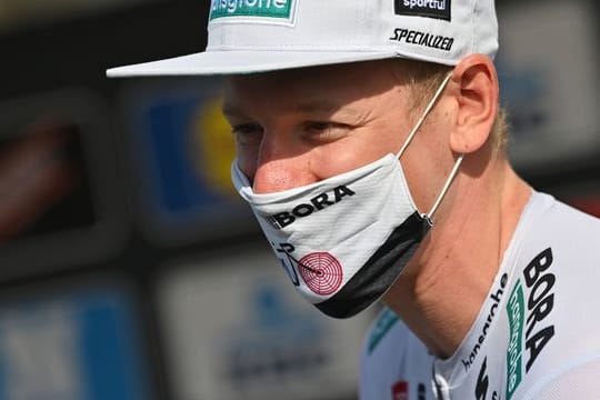 Pascal Ackermann vom Team Bora-hansgrohe trägt einen Mund-Nasen-Schutz vor dem Start.