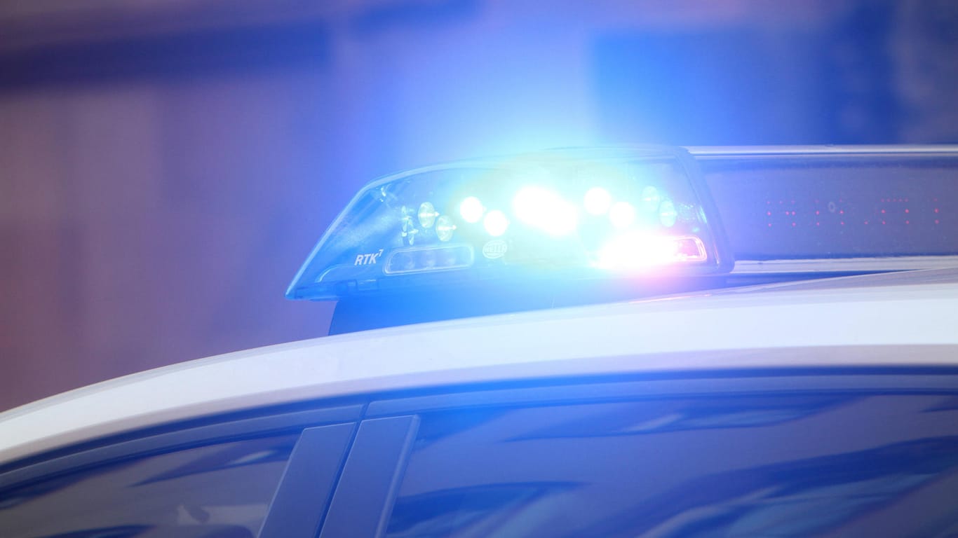 Blaulicht auf einem Einsatzfahrzeug der Polizei (Symbollbild): Bei einem Unfall schleuderte ein 18-Jähriger mit seinem Auto zunächst gegen einen Baum, dann gegen eine Mauer.