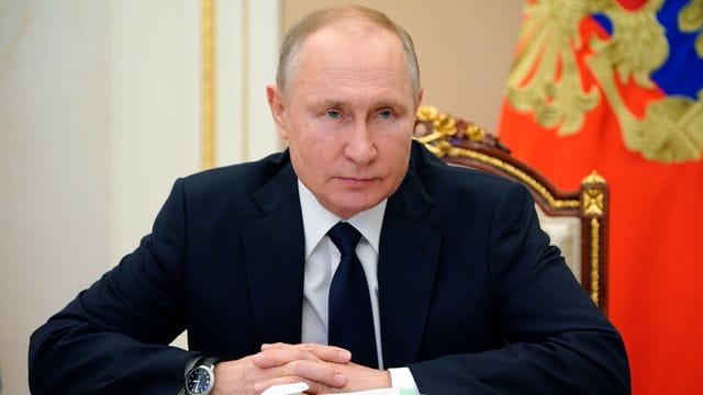 Der russische Präsident Wladimir Putin im Kreml bei einer Videokonferenz. Der russische Präsident Wladimir Putin im Kreml bei einer Videokonferenz.