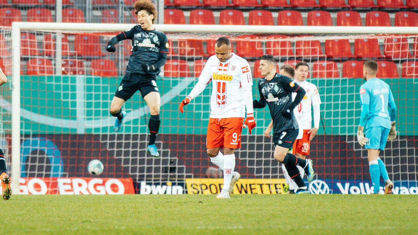 Matchwinner: Bremens Osako bejubelt sein Tor gegen Jahn Regensburg.