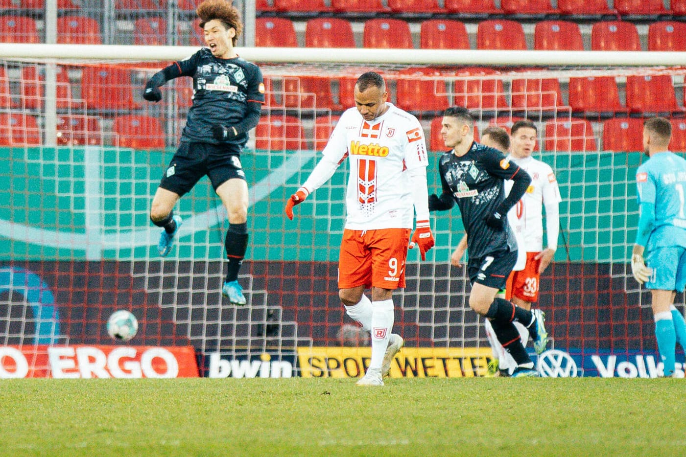 Matchwinner: Bremens Osako bejubelt sein Tor gegen Jahn Regensburg.