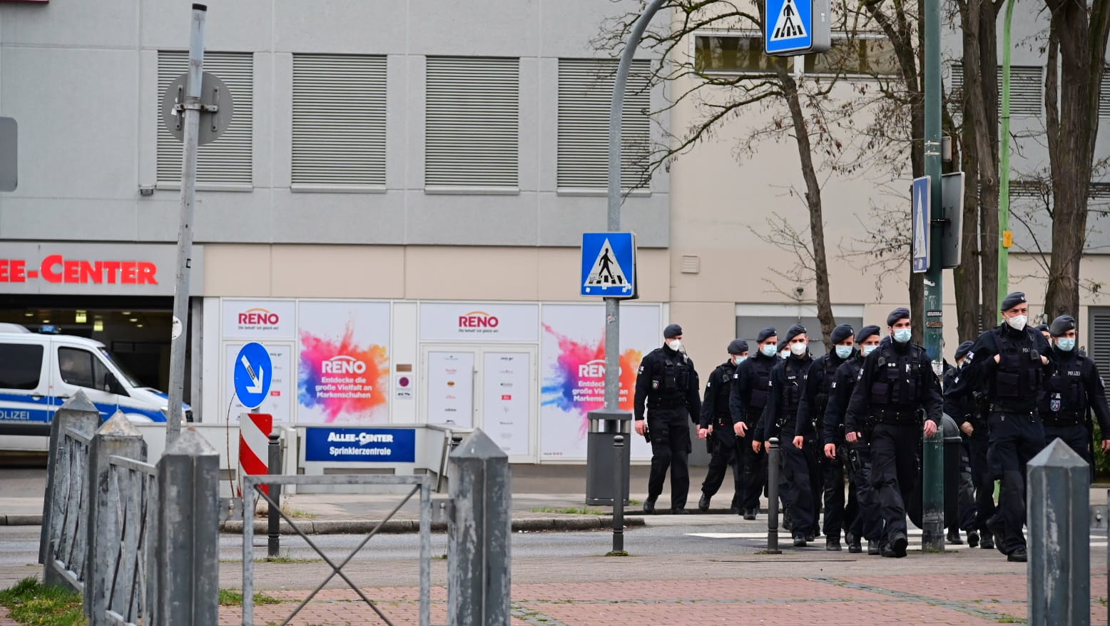 Polizisten laufen vor dem Allee-Center. Nach einer mutmaßlichen Anschlagsdrohung hat die Polizei am Mittwochnachmittag ein Einkaufszentrum in Essen geräumt. Polizisten laufen vor dem Allee-Center. Nach einer mutmaßlichen Anschlagsdrohung hat die Polizei am Mittwochnachmittag ein Einkaufszentrum in Essen geräumt.