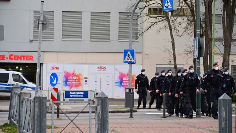 Polizisten laufen vor dem Allee-Center. Nach einer mutmaßlichen Anschlagsdrohung hat die Polizei am Mittwochnachmittag ein Einkaufszentrum in Essen geräumt.