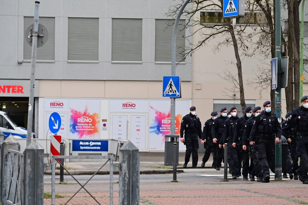 Polizisten laufen vor dem Allee-Center. Nach einer mutmaßlichen Anschlagsdrohung hat die Polizei am Mittwochnachmittag ein Einkaufszentrum in Essen geräumt.