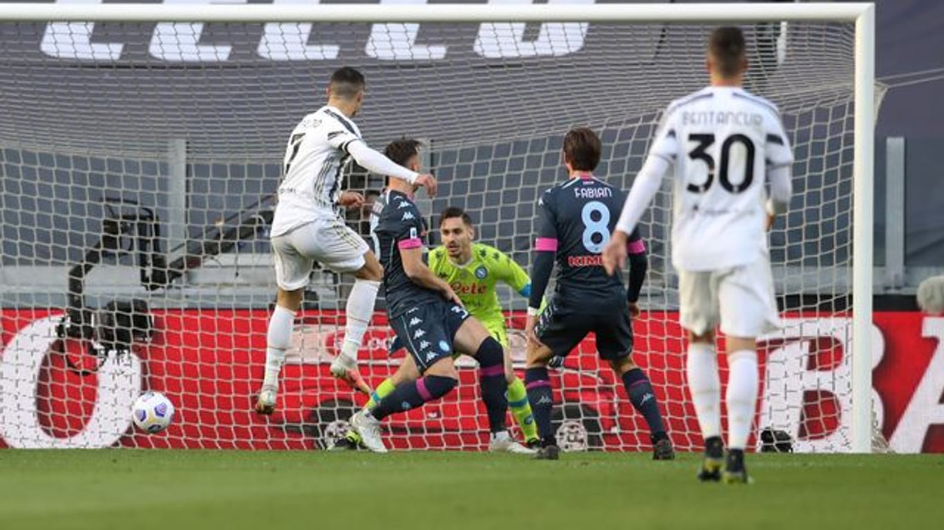 Cristiano Ronaldo (l) erzielt ein Tor für Juve gegen den SSC Neapel.