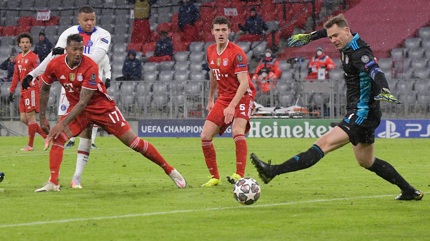 Kylian Mbappé (l.) beim Abschluss gegen die Bayern-Abwehr.